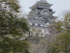 14時過ぎに福山駅に着きました。
昼の福山城を見ながら、神社に向かいます。