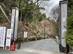 ガイドブックで調べると、比叡山延暦寺の山内は東塔、西塔、横川の３エリアからなって、全てに参拝するなら最低半日は必要という。
まぁ、他に予定もないし、高校の修学旅行で来たのを思い出すためにも、３エリアとも廻ることにしましょう！

まずやってきたのは横川☆