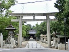 白鳥神社（しろとりじんじゃ）、石造りの鳥居と参道。