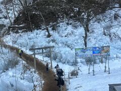 土日祝日に運行される通常のランチの際は芦ヶ久保駅で30分ほど列車を降り、付近を散策できる時間が設けられますが今回はありませんでした。
芦ヶ久保駅を出てトンネルを抜けると左手に見えてくるのが芦ヶ久保の氷柱です。
人工的に成長させた氷柱が見られます。