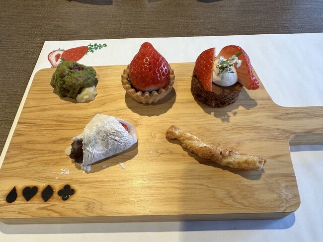 最後に提供されたのは小さなお菓子の盛り合わせです。<br />左上から抹茶といちごのスコーン、いちごのミニショコラタルト、ブラウニーいちご添え、下段に移りいちごのオープン大福、チーズと胡椒のスティックパイ。
