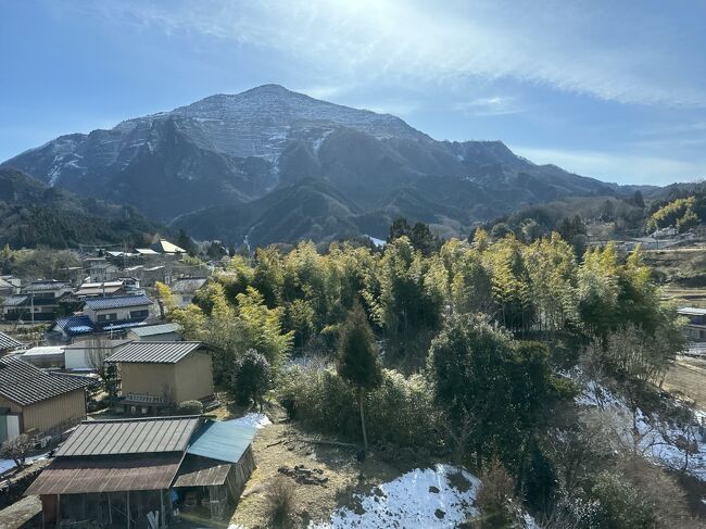 3時間弱の旅を終えて列車はまもなく終点の西武秩父駅に到着します。<br />左手に見えるのは武甲山です。