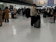 成田空港までタクシーで帰ってきました。
ちょっと中に入ってみましたが、めちゃくちゃ人いますね。