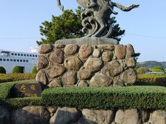 壱岐島に8時に到着。レンタサイクルは9時営業開始なのでちょっと散歩してみた。これは元寇襲来の際に奮闘した若武者の像。