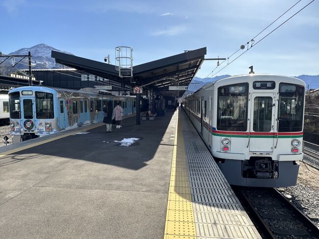 隣には西武4000系電車がいました。<br />改造されたものが52席の至福となりました。