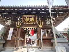 櫛田神社は博多の総鎮守だけあって山門も豪華。