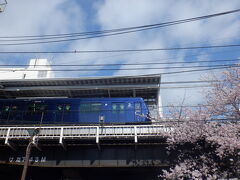 線路を見上げると電車
というわけで、
電車からすごーくよく桜が見えるわけです