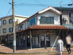 本日は電車に乗って 隣の駅 宮内駅まで行きます 。　醸造の町 せったやに観光に来ました
あちらに見える建物は 人気の食堂 青島ラーメン で人が並んでいます