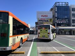 伊東駅で小室山行きのバスとリフトがセットになった割引チケットが買えるらしい。伊東に到着するのが12:14。バスの出発は12:35 切符を買って、ロッカーに荷物を預けてトイレも行かなくちゃ。間に合うのか！？
改札の左手にバスカウンター、その奥にコインロッカーがあって、無事に間に合った。切符を買ったときにバスの時刻表ももらう。割引チケットは地域クーポンも使える。