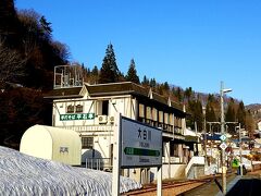 16:12に小出駅を出発し、大白川を過ぎ、