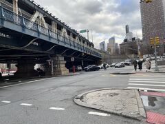 適当に歩いて地下鉄駅に当たったので乗りYork St駅で降りてこの信号の向こうのスロープを登り、