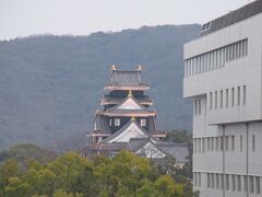 部屋の窓からも岡山城が大きく見えます。