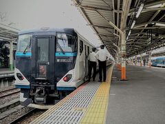 やがて列車は、熱海に到着しました。

本来なら、三島まで「踊り子号」で進めたのですが、迂闊なコトに、修善寺編成が連結されているとは思わず、熱海までしか指定券を買いませんでした。何とも大失敗。。