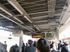 米原駅での乗り換えはお隣のホーム。
予想以上に混雑している。