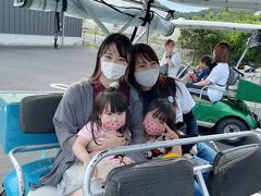 ゴルフカートで移動します。
カワイイ姪っ子たち。