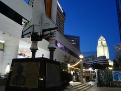 リトル東京にあるスペース・シャトルのモニュメントと市庁舎のこの構図もLAダウンタウンのお気に入りの1つ。