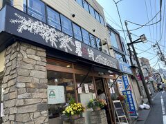 駅前から繋がっている商店街を抜けていきます。
商店街の通りはもっと広いのかと思っていましたが、車一台が通れるほどの狭い道でした。
「墨繪」でパンを購入。
駅から徒歩１，２分くらいです。人気のパン屋さんだそうで、本店は新宿にあるようです。お客さんが次から次へと来ていました。品揃えは豊富で、美味しくいただきました。カレーパンがサクサクしていて特に美味しかったです。お店でも人気がある商品の一つのようです。