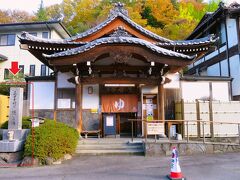 別所温泉バス停から歩くこと600m、真田幸村の隠し湯「石湯」に着きました。３つの外湯の中で、石湯は私のお気に入りです。

■真田幸村の隠し湯「石湯」
大河ドラマにもなった池波正太郎原作『真田太平記』に登場するのが石湯です。親交の深い向井左平や幸村が愛した女忍者・お江との密会に石湯が使われていました。入口左脇にある「真田幸村の隠し湯」の石碑は池波正太郎氏の筆となっています。

・営業時間：6時 ～ 22時
・定 休 日：第２・４火曜日
・入 浴 料：200円