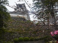 3/21の高知の高知城です。高知市の開花日は3/17・満開日は3/24、開花日から4日が経ちましたが桜予報はまだ「咲き始め」。ご覧のようにまだ咲いていません。