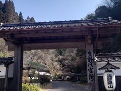 途中渋滞にハマったり、道を間違えたりしながらも
なんとか生野銀山に無事到着。観光シーズンの土曜日お昼過ぎですが
お客さんは数組いる程度でした。