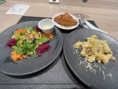 JALラウンジ。
場所も変わってました。
ダイニングは、食べ放題ではありましたが、
スマホからリクエストし
受け取るスタイルになっていました。

楽しみにしていたグリーンゴッデス。。。
少ないです！普通にしても少ない(>_<)。

ラウンジも外人ばかり。
共同運行のフライトが増えたから？