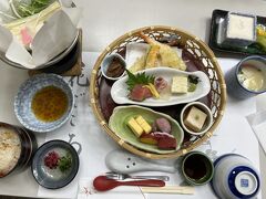 　妙心寺の花園会館内の「花ごころ」。お寺関係のホテルのようです。
　お焦げのご飯と、漬物、赤出汁、湯豆腐、海老とカボチャの天ぷらと、鮪と鯛のお刺身、ゆば、卵焼き、ごま豆腐、茶碗蒸し、一口道明寺。右上のはキーウィ、オレンジと？食べても分からず、お店の方に尋ねたら、「黄な粉プリンです」とのこと。ざらざらした感じは、黄な粉だったのね。美味しく完食。