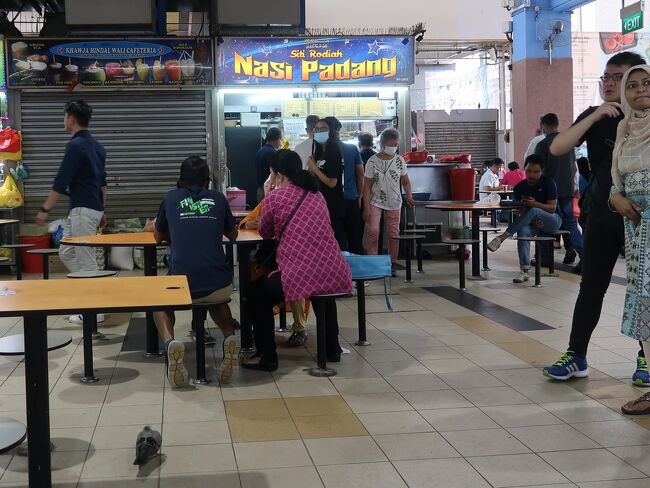 テッカセンター・フードコートは迷路みたいで分かりにくいです。<br />目的のお店を散々探したけれど見つける事が出来ず、ビリヤニを食べていたお姉さんに聞きました。