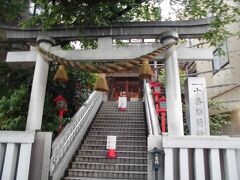 隣接する十番稲荷神社。