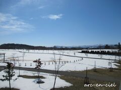 左を見ると、「あさひかわ北彩都ガーデン」が見えます。
でも雪で覆われてしまっているので、「ガーデン」という感じはまったくしません（^^;）。
もう少し暖かくなると、お花が咲くのかなぁ。