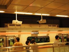 向かいのホームに滑り込んできたのは東急の車両。
不思議だ。

阪急梅田駅に京阪電車が停まっているくらいの違和感。