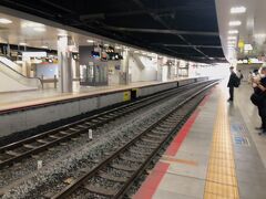 新大阪駅はまだ人もまばら。