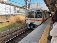 米原駅でJR東海の大垣行きの普通電車に乗り換え