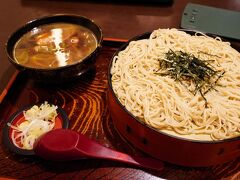 伊東駅に着き、まずはお昼を食べることにする。駅前の路地に、蕎麦屋があったので、そこに入る。もう春だが、つい鴨せいろを頼んでしまった。しかし、食べてみると、肝心の蕎麦がいまひとつな上に少なく、つけ汁も少々辛過ぎる。先日、長井で美味しい鴨せいろを食べたばかりであったので、これはがっかりであった。