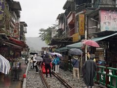 「十份老街」は「十份火車站」から続く線路沿いに広がる小さな集落です。平渓線は単線なので、建物は折り重なるように見えます。電化されていないのでこの線路の上で天燈が上げられるわけです。