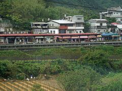 基隆河の反対側から「十份火車站」を望みます。