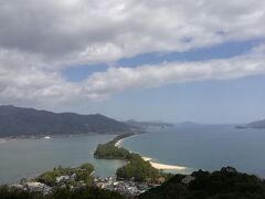 晴れててこの景色♪
ありがとう天橋立
お約束の股のぞきもやりましたよ。
無料で撮影してくれる方がいて、後で写真を買わされますが買わなくても良いそうなのでお言葉に甘えて撮ってもらいました。
断る鉄のマインド！？
図々しいおばさんですみません。