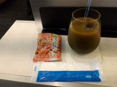 ANAインターコンチネンタル石垣リゾートに宿泊してきました。
始まりはANAラウンジ。青汁と野菜ジュースをミックスして栄養補給。