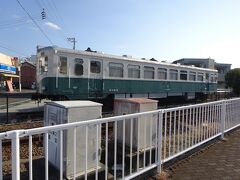 徒歩で紀州鉄道の駅に向かいます。車両が展示されていました。