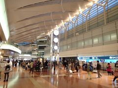 朝６時、羽田空港第２ターミナルへ到着です。