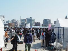 赤レンガ倉庫　イベント広場にあふれる若者たち

混雑する理由が分からなかったのですが、
横浜スタジアムで開催されていた日向坂46のイベントのチケットなどをここで販売しているとのことでした。
