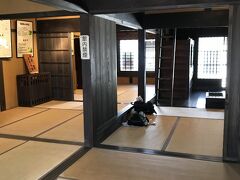 称念寺の向かいにある「今井町観光案内所」のボランティアン方から、今井町についての色々と詳しく興味深い話を聞かせて頂き、本町筋の中ほどにあり無料開放されている『今井まちや館』を訪問することを薦められたので訪問した。

『今井まちや館』は、１８世紀初期頃の町家を解体修理し、当時の姿を復元された建物で、江戸時代の町家の様子を体感できる施設として無料開放されていて、実際に座敷などに上がって見学できる。

この建物は、今井町の町家の基本的な構造の建物で、居住部分は、今井の町家の基本構造である「２列６室型」となっている。ただ、当時はこの写真のような畳敷きではなく、板張りだったとのこと。

ここでは、お願いすれば実際に復元された家の中をボランティアの方が詳しく説明してくれる。



