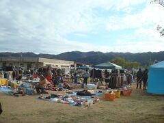 日曜日だったので、ながはま特設市が開催されていました。フリーマーケットをさらっと見てまわりました。