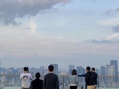 最近、航路が変わって渋谷上空を通るようになりましたが、渋谷スカイ上空を飛行機が数分おきに通っていきました。