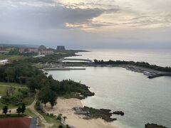 部屋のベランダからの景色です。
今日は曇り雨みたいです、、、