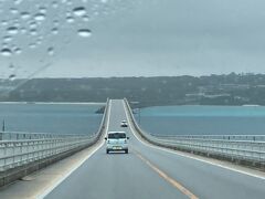 雨が降って来ました。
伊良部島へ続く、伊良部大橋。
無料で渡れる最長の橋だそうです。
青い海が見たかった～