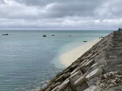 17END
こちらも有名ですね。
下地島の空港横の海です。
駐車場から飛行場の横をかなり歩きます。
右は飛行場、左は海って言う景色。
飛行機が飛ぶまで待とうかと思ったのですが…調べたらちょうど20分後ぐらいだったので。
小雨が降って来たので諦めました。

