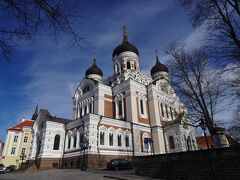 門を抜け、トームペア側に出ると、アレクサンドル・ネフスキー聖堂。
いかにも、ロシア正教会の形式。