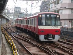 こちらの電車 折返しの小島新田行です

京急大師線は日中6分間隔で運転(イベント時の臨時ダイヤで､通常は10分間隔だそうです)
意外と本数多くありますね

本線とは左側の連絡線でつながっています