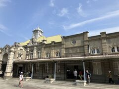 新竹の駅舎です。立て替えられず古いままに使っています。