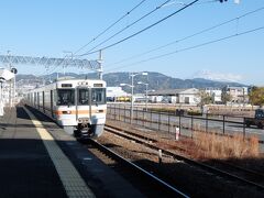 静岡で乗り換えて3駅戻って清水駅。ホームから富士山と下り列車がセットで撮れました。